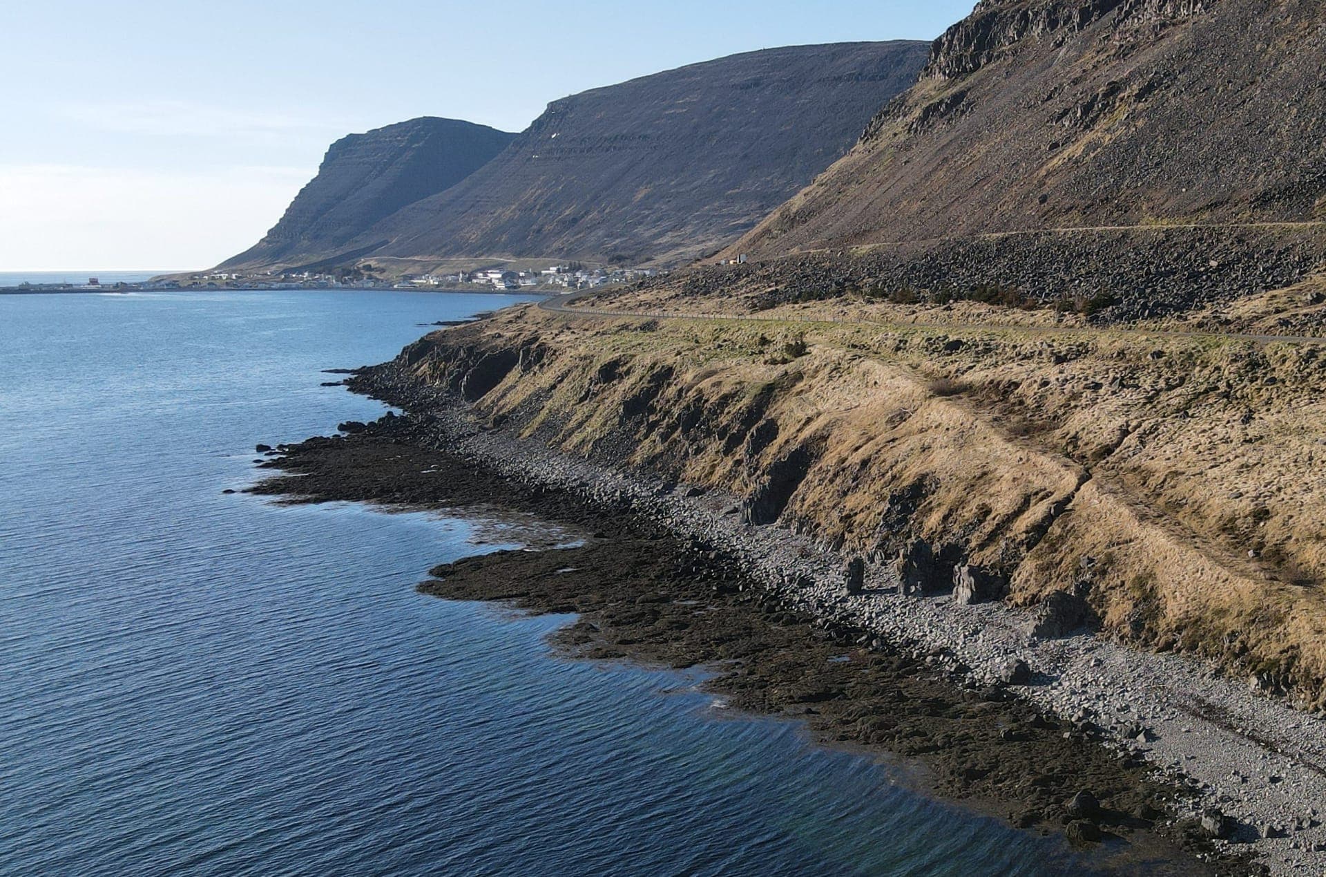 ÍSOR kortleggur sprungur og bergganga á Patreksfirði með flygildi